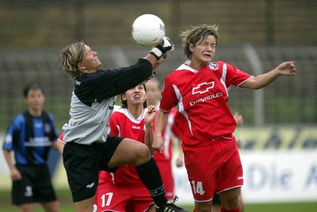 Torfrau Verena Volz (FSV Frankfurt) gegen Jennifer Zietz (Potsdam) Fußball 1. BL Damen Saison 2005 2006, Frauen, Frauenfußball, FSV Frankfurt - Turbine Potsdam 0:13 Gruppe Frankfurt M.