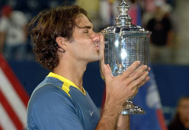 Roger Federer (Schweiz) küßt seine Trophäe für den Sieg bei den US Open 2005 Tennis Herren US Open 2005, Grand Slam, ATP Tour, Finale, Endspiel, Einzelbild Flushing Meadow, Meadows Freude,