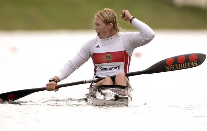 Weltmeisterin Katrin Wagner Augustin (Deutschland) jubelt im Ziel Kanu WM Damen Weltmeisterschaft 2005, Kanusport, Kajak, Einerkajak, Einer, 1er, 1 er, K1, Nationaltrikot Einzelbild Zagreb Freude, Begeisterung