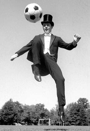 Franz Beckenbauer (Bayern) - Gentleman am Ball - zieht in einen Frack gekleidet und mit Zylinder auf dem Kopf elegant ab Fußball 1. BL Herren Saison 1968 1969, FC Bayern München, Shooting, Fotoshooting, Fototermin Einzelbild München Dynamik, Höhe,