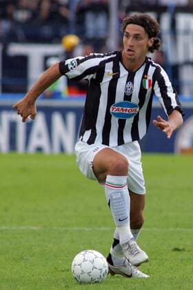 Zlatan Ibrahimovic (Juventus) am Ball - auf seinem Schienbeinschoner stehen die Namen seiner Mutter Jurka, seines Vaters Sefik, der Halbbrüder Sapko und Alexander, der Schwester Sanella sowie sein eigener -  Fußball Herren Serie A 2005 2006, 1. Italienische Liga, Juventus Turin, Juve Einzelbild Empoli Dynamik,