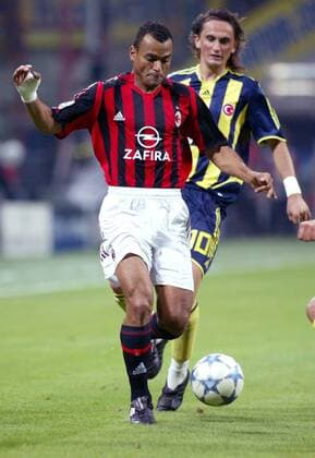 Cafu (Milan) vor Tuncay Sanli (Fenerbahce) am Ball Fußball EC 1 Herren Champions League 2005 2006, AC Mailand - Fenerbahce Istanbul 3:1 Gruppe Mailand Dynamik,
