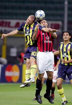 Serkan Balci (Fenerbahce, li.) gegen Christian Vieri (Milan) Fußball EC 1 Herren Champions League 2005 2006, AC Mailand - Fenerbahce Istanbul 3:1 Gruppe Mailand Dynamik,