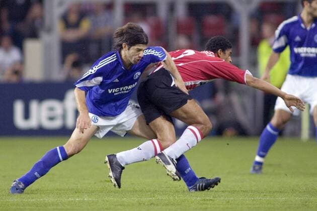 Levan Kobiashvili (Schalke, li.) holt Michael Reiziger (Eindhoven) von den Beinen Fußball EC 1 Herren Champions League 2005 2006, PSV Eindhoven - FC Schalke 04 1:0 Gruppe Eindhoven Dynamik, Kampf,