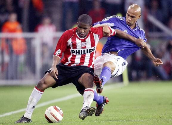 Jefferson Farfan (Eindhoven, li.) gegen Gustavo Varela (Schalke) -  Fußball EC 1 Herren Champions League 2005 2006, PSV Eindhoven - FC Schalke 04 1:0 Gruppe Eindhoven Dynamik, Kampf,