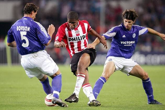 Jefferson Farfan (Eindhoven, Mitte) am Ball gegen Marcelo Jose Bordon (li.) und Levan Kobiashvili (beide Schalke) -  Fußball EC 1 Herren Champions League 2005 2006, PSV Eindhoven - FC Schalke 04 1:0 Gruppe Eindhoven Dynamik, Kampf,