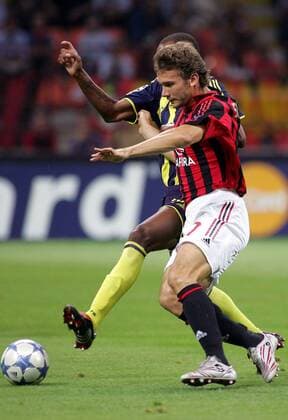 Andriy Shevchenko (Milan, vorn) im Zweikampf Fußball EC 1 Herren Champions League 2005 2006, AC Mailand - Fenerbahce Istanbul 3:1 Gruppe Mailand Dynamik,