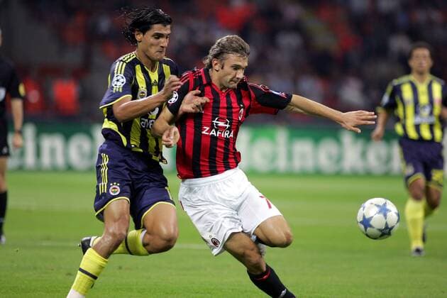 Önder Turaci (Fenerbahce, li.) gegen Andriy Shevchenko (Milan) Fußball EC 1 Herren Champions League 2005 2006, AC Mailand - Fenerbahce Istanbul 3:1 Gruppe Mailand Dynamik,