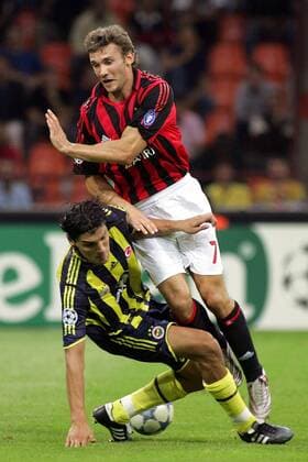 Andriy Shevchenko (Milan, re.) gegen Önder Turaci (Fenerbahce) Fußball EC 1 Herren Champions League 2005 2006, AC Mailand - Fenerbahce Istanbul 3:1 Gruppe Mailand Dynamik,
