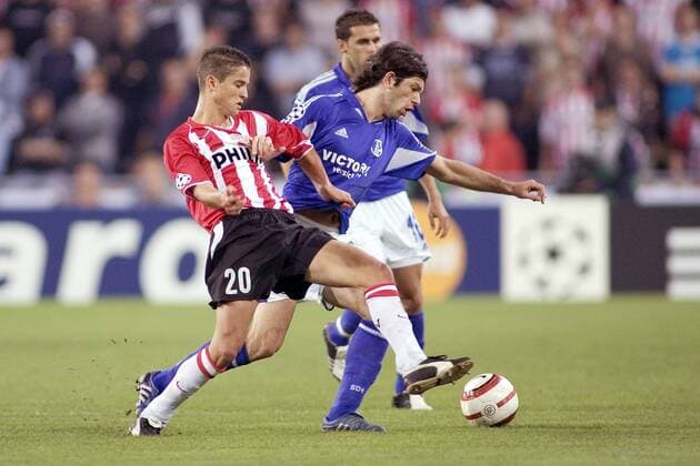 Ibrahim Afellay (Eindhoven, li.) gegen Levan Kobiashvili (Schalke) Fußball EC 1 Herren Champions League 2005 2006, PSV Eindhoven - FC Schalke 04 1:0 Gruppe Eindhoven Dynamik, Kampf,