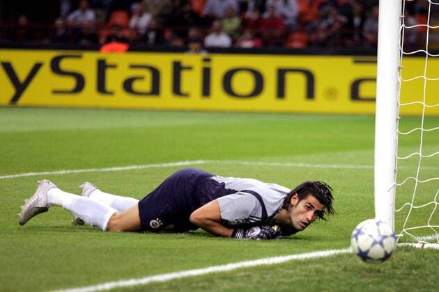 Torwart Volkan Demirel (Fenerbahce) kann nur noch enttäuscht dem Ball hinterherschauen wie er ins Tor rollt Fußball EC 1 Herren Champions League 2005 2006, Fenerbahce Istanbul Einzelbild Mailand Enttäuschung,