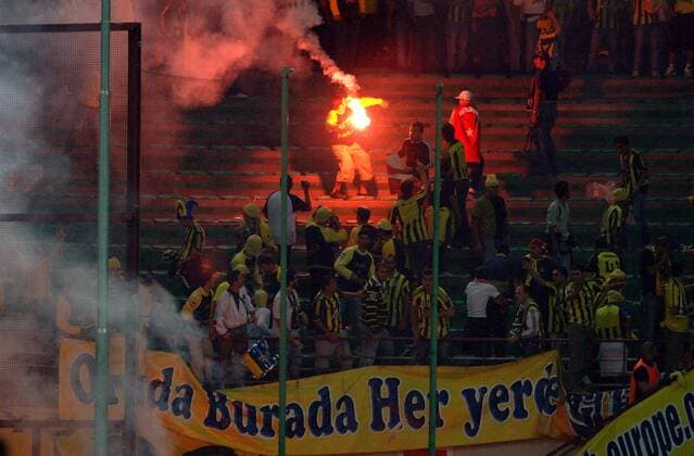 Ein Fan von Fenerbahce Istanbul zündet ein Bengalfeuer Fußball EC 1 Herren Champions League 2005 2006, Fenerbahce Istanbul Totale Mailand