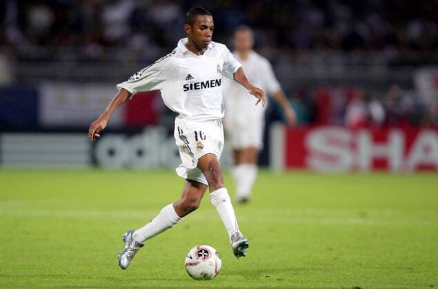 Robinho (Real Madrid) am Ball Fußball EC 1 Herren Champions League 2005 2006, Real Madrid Einzelbild pan10788 Lyon Dynamik,  