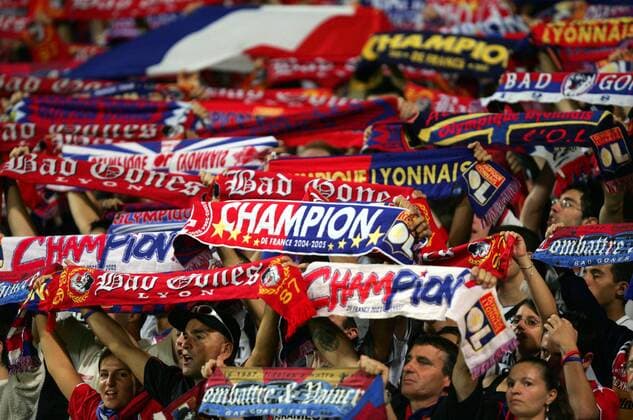 Die Fans von Olympique Lyon präsentieren ihre Schals Fußball EC 1 Herren Champions League 2005 2006, Olympique Lyonnais, OL Gruppe pan10788 Lyon  