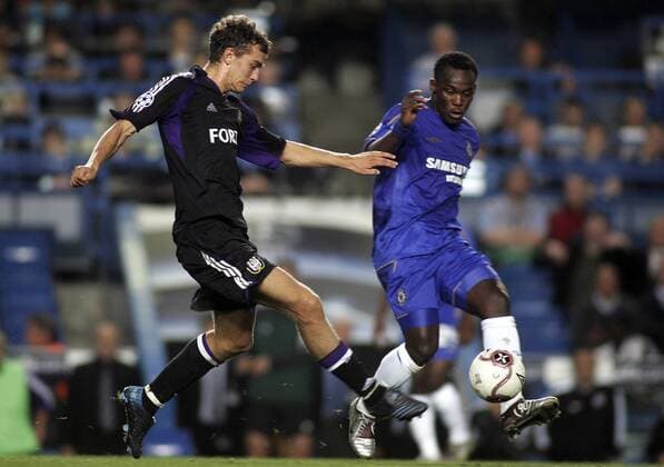 Mickael Essien (Chelsea, re.) gegen Roland Juhasz (Anderlecht) -  Fußball EC 1 Herren Champions League 2005 2006, Chelsea FC London - RSC Anderlecht 1:0 Gruppe London Dynamik,