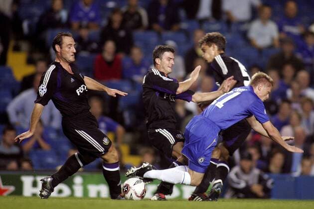 Damien Duff (Chelsea, re.) kommt gegen, v.li.: Yves Vanderhaeghe, Michal Zewlakow und Roland Juhasz (alle Anderlecht), zu Fall -  Fußball EC 1 Herren Champions League 2005 2006, Chelsea FC London - RSC Anderlecht 1:0 Gruppe London Dynamik, Kampf,