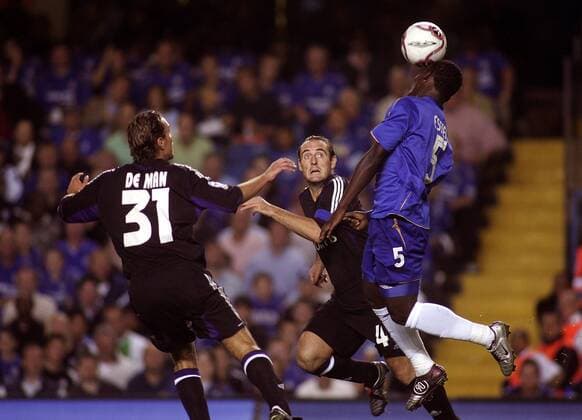 Mickael Essien (Chelsea, re.) - Kopfball gegen Mark De Man (li.) und Yves Vanderhaeghe (beide Anderlecht) -  Fußball EC 1 Herren Champions League 2005 2006, Chelsea FC London - RSC Anderlecht 1:0 Gruppe London Dynamik,