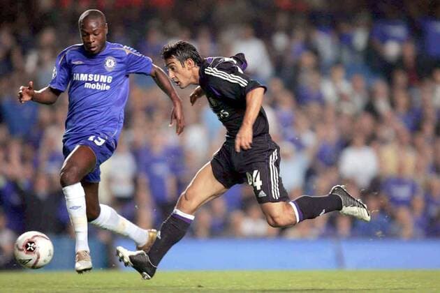 Serhat Akin (Anderlecht, re.) gegen William Gallas (Chelsea) -  Fußball EC 1 Herren Champions League 2005 2006, Chelsea FC London - RSC Anderlecht 1:0 Gruppe London Dynamik,