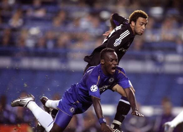 Mickael Essien (Chelsea, vorn) zieht gegen Anthony Vanden Borre (Anderlecht) den Kürzeren -  Fußball EC 1 Herren Champions League 2005 2006, Chelsea FC London - RSC Anderlecht 1:0 Gruppe London Dynamik, Kampf,