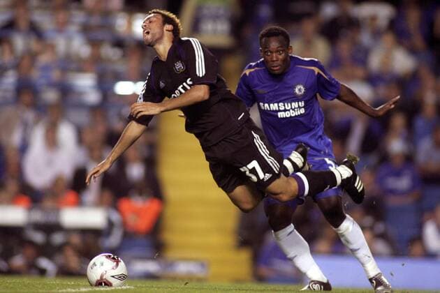 Anthony Vanden Borre (Anderlecht, li.) hebt gegen Mickael Essien (Chelsea) ab -  Fußball EC 1 Herren Champions League 2005 2006, Chelsea FC London - RSC Anderlecht 1:0 Gruppe London Dynamik,