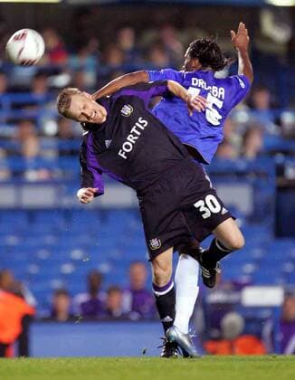 Hannu Tihinen (Anderlecht, li.) gegen Didier Drogba (Chelsea) -  Fußball EC 1 Herren Champions League 2005 2006, Chelsea FC London - RSC Anderlecht 1:0 Gruppe London Dynamik, Kampf,