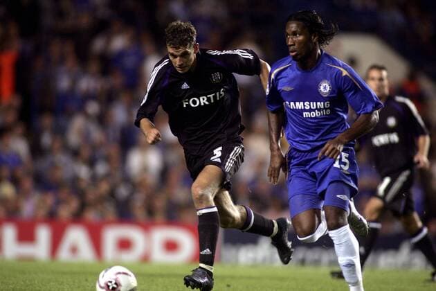 Didier Drogba (Chelsea, re.) gegen Roland Juhasz (Anderlecht) -  Fußball EC 1 Herren Champions League 2005 2006, Chelsea FC London - RSC Anderlecht 1:0 Gruppe London Dynamik,
