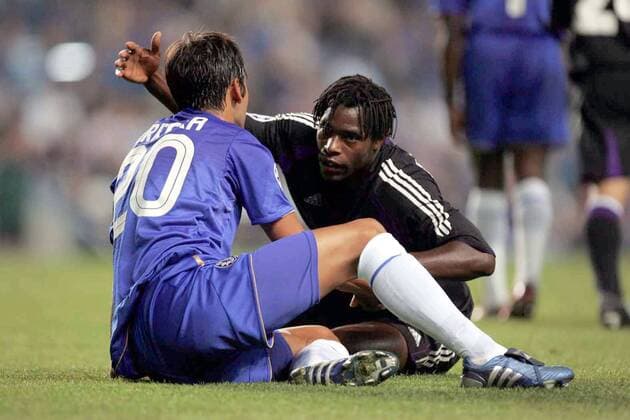 Mbo Mpenza (Anderlecht, re.) und Paulo Ferreira (Chelsea) am Boden -  Fußball EC 1 Herren Champions League 2005 2006, Chelsea FC London - RSC Anderlecht 1:0 Gruppe London
