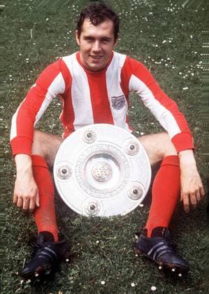 Fußball, FC Bayern München, Deutscher Meister 1969 Franz Beckenbauer (Bayern) mit der Meisterschale Fußball 1. BL Herren Saison 1968 1969, FC Bayern München, Deutscher Meister, Deutsche Meisterschaft, Vdia Einzelbild München