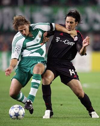 György Korsos (Rapid Wien, li.) gegen Claudio Pizarro (Bayern) Fußball EC 1 Herren Champions League 2005 2006, SK Rapid Wien - FC Bayern München 0:1 Gruppe Wien Dynamik, Kampf,
