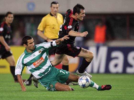Peter Hlinka (Rapid Wien, li.) gegen Willy Sagnol (Bayern) -  Fußball EC 1 Herren Champions League 2005 2006, SK Rapid Wien - FC Bayern München 0:1 Gruppe Wien Dynamik, Kampf,