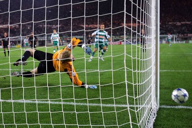 Torwart Oliver Kahn (Bayern) hechtet umsonst nach dem Ball, der um Haaresbreite sein Ziel verfehlt Fußball EC 1 Herren Champions League 2005 2006, SK Rapid Wien - FC Bayern München 0:1 Gruppe Wien Dynamik,
