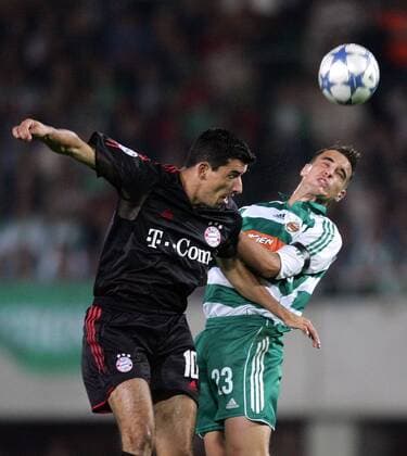 Roy Makaay (Bayern, li.) gegen Andreas Dober (Rapid Wien) -  Fußball EC 1 Herren Champions League 2005 2006, SK Rapid Wien - FC Bayern München 0:1 Gruppe Wien Dynamik,