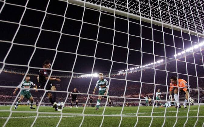 Jose Paolo Guerrero (Bayern, li.) erzielt das 1:0 gegen Torwart Helge Payer (Rapid Wien, re.) Fußball EC 1 Herren Champions League 2005 2006, SK Rapid Wien - FC Bayern München 0:1 Totale Wien Dynamik,