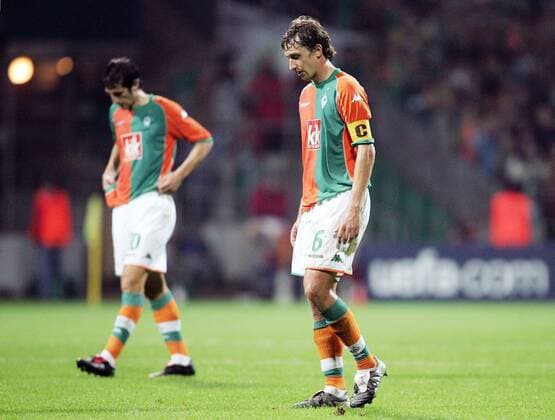 Johan Micoud (li.) und Frank Baumann (beide Bremen) lassen die Köpfe hängen Fußball EC 1 Herren Champions League 2005 2006, SV Werder Bremen Gruppe Bremen Enttäuschung,