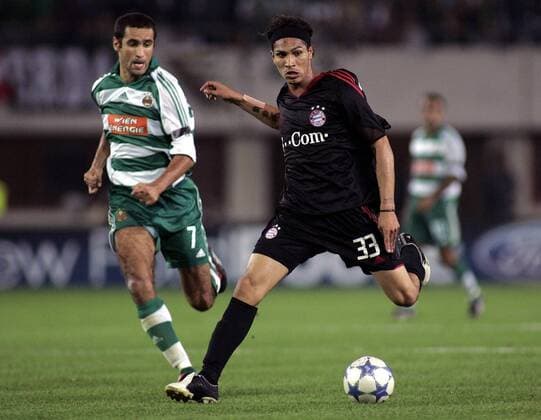 Jose Paolo Guerrero (Bayern, re.) gegen Peter Hlinka (Rapid Wien) -  Fußball EC 1 Herren Champions League 2005 2006, SK Rapid Wien - FC Bayern München 0:1 Gruppe Wien Dynamik,