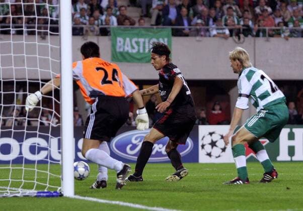 Jose Paolo Guerrero (Bayern, Mitte) erzielt das 1:0 gegen Torwart Helge Payer (li.) und Radek Bejbl (beide Rapid Wien) Fußball EC 1 Herren Champions League 2005 2006, SK Rapid Wien - FC Bayern München 0:1 Gruppe Wien Dynamik,