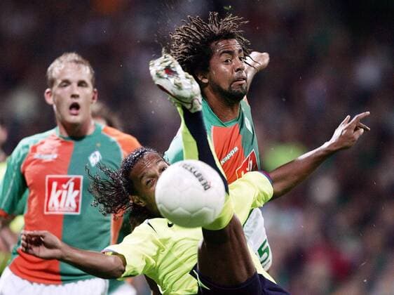 Ronaldinho (FC Barcelona, vorn) artistisch gegen Patrick Owomoyela (Bremen) Fußball EC 1 Herren Champions League 2005 2006, SV Werder Bremen - FC Barcelona 0:2, Barca Gruppe Bremen Dynamik,