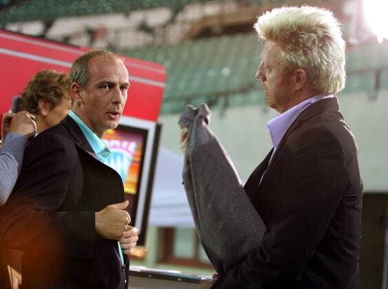 Premiere Co Kommentatoren Mario Basler (Trainer SSV Jahn Regensburg, li.) und Boris Becker (beide Deutschland) am Rande des Champions League Spiels in Wien Fußball EC 1 Herren Champions League 2005 2006, Gruppe Wien