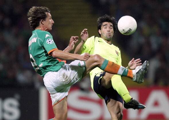 Frank Baumann (Bremen, li.) gegen Deco (FC Barcelona) Fußball EC 1 Herren Champions League 2005 2006, SV Werder Bremen - FC Barcelona 0:2, Barca Gruppe Bremen Dynamik, Kampf,