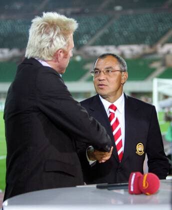 Premiere Co Kommentator Boris Becker (Deutschland, li.) begrüßt Trainer Felix Magath (Bayern) zum Gespräch Fußball EC 1 Herren Champions League 2005 2006, FC Bayern München Gruppe Wien