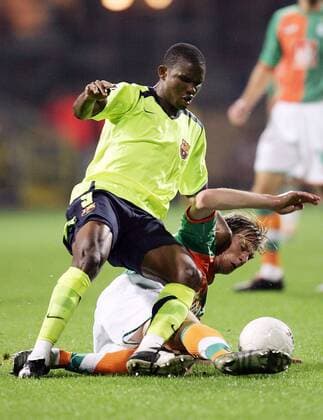 Samuel Etoo (FC Barcelona, li.) gegen Tim Borowski (Bremen) Fußball EC 1 Herren Champions League 2005 2006, SV Werder Bremen - FC Barcelona 0:2, Barca Gruppe Bremen Dynamik, Kampf,