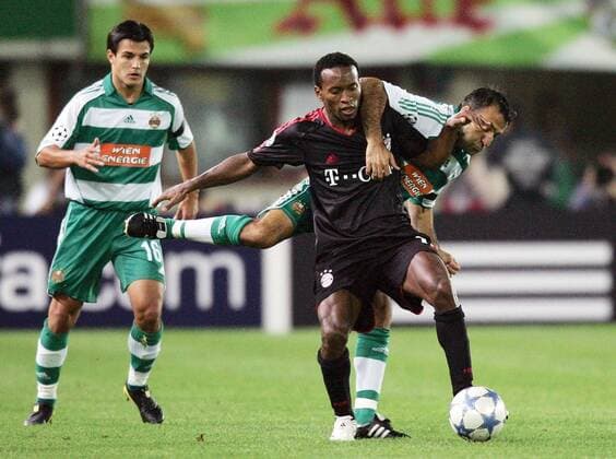 Ze Roberto (Bayern, Mitte) gegen Muhammet Akagündüz (re.), li. Sebastian Martinez (beide Rapid Wien) -  Fußball EC 1 Herren Champions League 2005 2006, SK Rapid Wien - FC Bayern München 0:1 Gruppe Muhamed Wien Dynamik, Kampf,