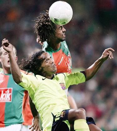 Ronaldinho (FC Barcelona, vorn) kämpft verbissen gegen Patrick Owomoyela (Bremen) Fußball EC 1 Herren Champions League 2005 2006, SV Werder Bremen - FC Barcelona 0:2, Barca Gruppe Bremen Dynamik, Kampf,