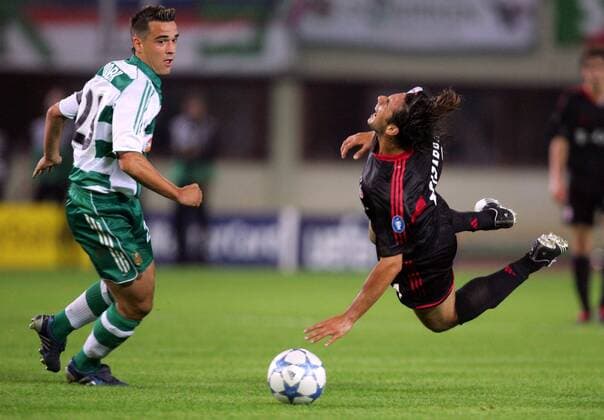 Claudio Pizarro (Bayern, re.) hebt ohne Einwirkung seines Gegenspielers Andreas Dober (Wien) filmreif ab Fußball EC 1 Herren Champions League 2005 2006, SK Rapid Wien - FC Bayern München 0:1 Gruppe Wien Dynamik,