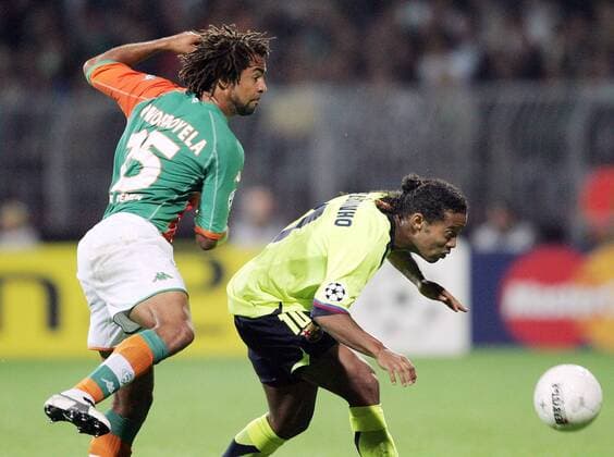 Patrick Owomoyela (Bremen, li.) gegen Ronaldinho (FC Barcelona) Fußball EC 1 Herren Champions League 2005 2006, SV Werder Bremen - FC Barcelona 0:2, Barca Gruppe Bremen Dynamik,
