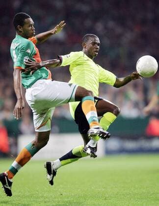Naldo (Bremen, li.) gegen Samuel Etoo (FC Barcelona) Fußball EC 1 Herren Champions League 2005 2006, SV Werder Bremen - FC Barcelona 0:2, Barca Gruppe Bremen Dynamik, Kampf,