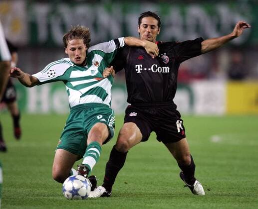 György Korsos (Rapid Wien, li.) gegen Claudio Pizarro (Bayern) -  Fußball EC 1 Herren Champions League 2005 2006, SK Rapid Wien - FC Bayern München 0:1 Gruppe Wien Dynamik, Kampf,