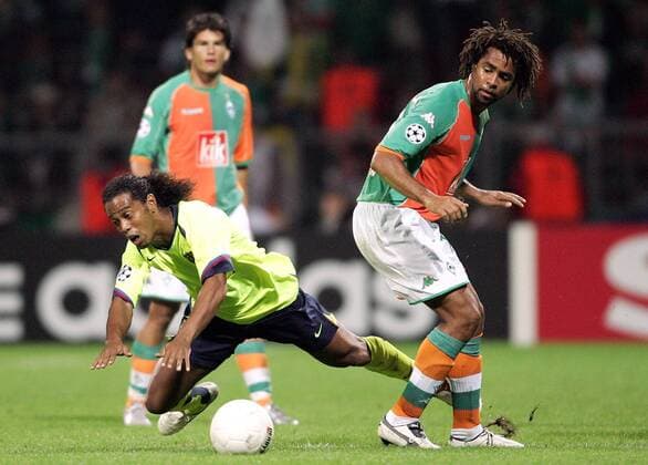 Ronaldinho (FC Barcelona, li.) kommt gegen Patrick Owomoyela (Bremen) zu Fall Fußball EC 1 Herren Champions League 2005 2006, SV Werder Bremen - FC Barcelona 0:2, Barca Gruppe Bremen Dynamik,