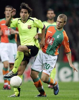 Deco (FC Barcelona, li.) gegen Daniel Jensen (Bremen) Fußball EC 1 Herren Champions League 2005 2006, SV Werder Bremen - FC Barcelona 0:2, Barca Gruppe Bremen Dynamik,