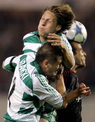 Mehmet Scholl (Bayern, re.) gegen Marcin Adamski (li.) und György Korsos (beide Rapid Wien) Fußball EC 1 Herren Champions League 2005 2006, SK Rapid Wien - FC Bayern München 0:1 Gruppe Wien Dynamik, Kampf,